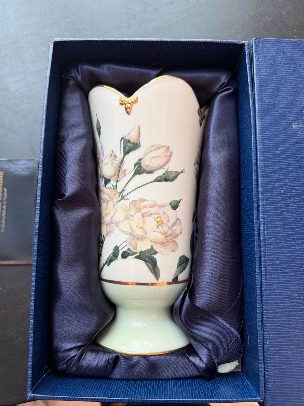 Goebel Smithsonian Collection Porcelain Rose Vase 8.5 inches